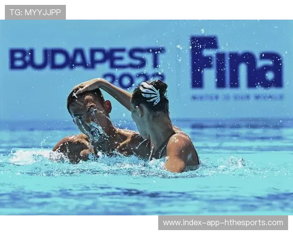 游泳蝶泳：动作之美，宛若动画中的生动奇迹