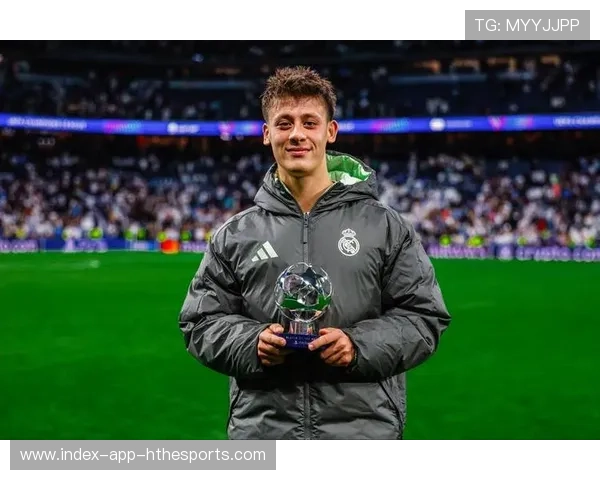 黄潜中场上抢成功，皇马出球被迫回传，在皇马主场让皇马球迷鼓掌